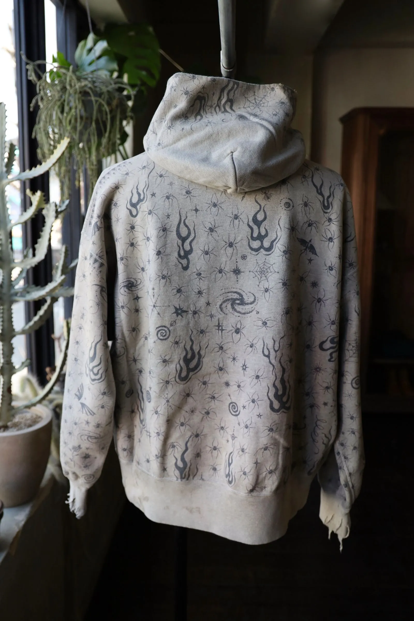 SAINT Mxxxxxx x DR. WOO HOODIE ' Dr.Woo ' /GRY Flame Swirl Spider Web Hoodie Distressed Gray S-XL Custom-woven and dyed nostalgic gray fabric. After printing, the garment is sprayed with potion to cause the fabric to oxidize and fade. A large number of artificial fabric destruction processes are added to make the whole piece of clothing look aged and unique like a work of art. This hoodie is co-branded with a famous tattoo design artist and customized with a full set of Dr.Woo accessories. Bringing you authentic items!